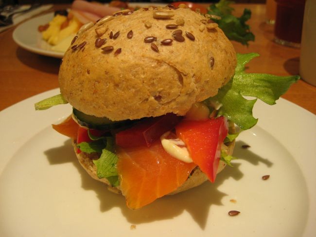 今日の朝食は、スモークサーモンをサンドして、バーガー風♪