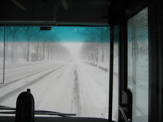 郊外の道路で渋滞にはまってしまい、間に合うかちょっとドキドキ