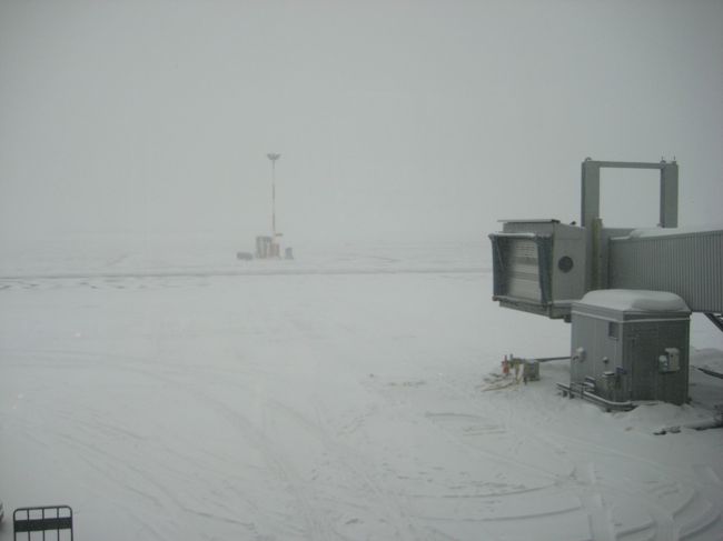 滑走路も雪で大変なことになっているけど、ここは北欧。<br />これくらいは慣れっこと勝手に思いあまり心配はしてなかったんですけどね。