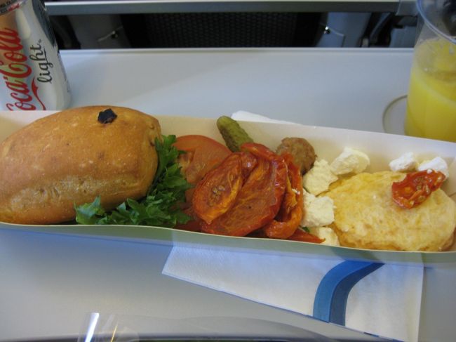 機内食<br /><br />Tappas with tortilla cheese&amp;frikadelles<br />トルティーヤ、ミートボール、パン<br /><br />どれもおいしかったです♪おかわりしたいくらい♪