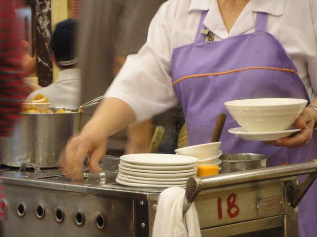 おかゆのワゴンもまわってます<br />