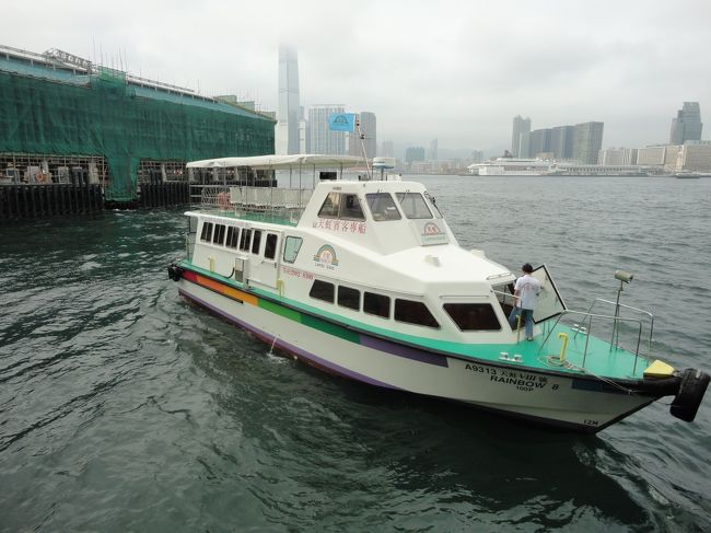 ちょっと早めですが、今日の夜ご飯会場に向かいます。<br /><br />去年くらいのANAの機内誌に掲載されていた、シーフードの写真。<br />いつか行くぞ！と大事に保管してました。<br /><br />レインボーシーフード<br /><br /><br />検索をかけてみると、小さな島　南Y島にある模様。<br />送迎の船もあると書いてあるので、<br />船が着く、セントラルピア　　9番埠頭でまちます。<br />４５分に１本の割合で、船がきます。<br /><br />埠頭には係員のお姉さんがいて案内してくれました。<br /><br />クルーザータイプの船がきました。