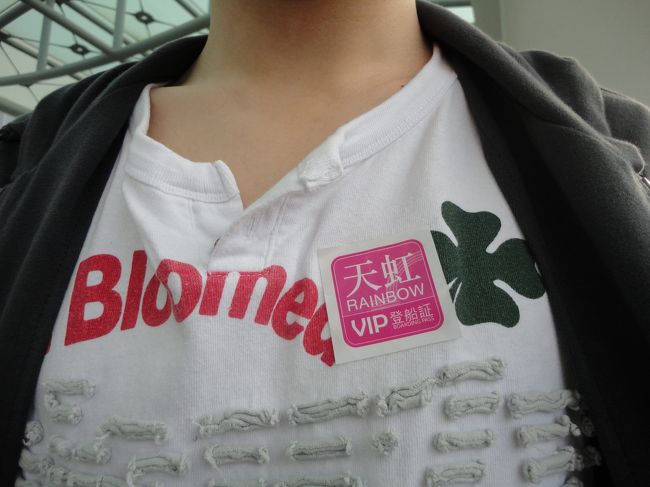 ちょっと見にくいですが、VIP　と書かれたシールを服に貼り