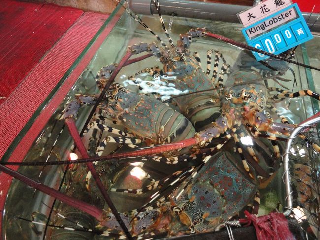 お店の前に生簀があり、新鮮な感じ。<br /><br />キングロブスター