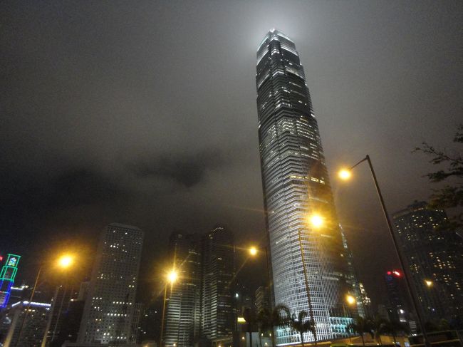 帰りの船は小型船で、行きよりさらなスピード感と、揺れを感じたので、船酔い防止に寝ていました。<br /><br />気が付くともう九龍半島　<br />International Commerce Centre　が見えてます。<br />１０２階からは、リッツカールトンホテルです。ここにも泊まってみたいなぁ。<br />