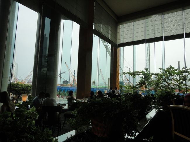 曇り気味のお天気なので、レストランからの景色もイマイチ・・・