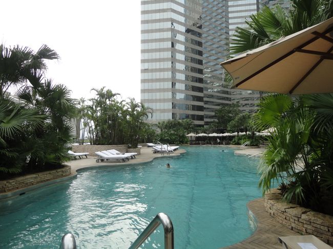 泳ぎたくなるほどのお天気ではなかったので、<br />チェックアウトしエアポート・エクスプレス（機場快線／AEL）の香港駅へ。<br />インタウンチェックインし、スーツケースを預け身軽になりました。