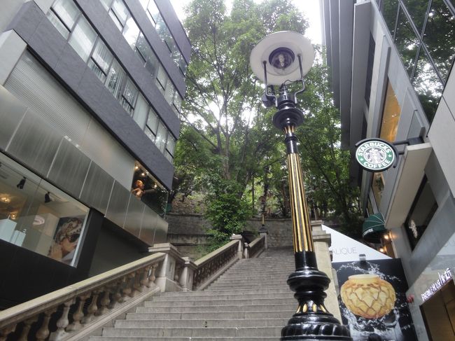 セントラルのランドマーク裏にある、ダデルストリート（Duddel St, 都爹利街）の突き当たりにある石段です。<br />香港で最も古い現役のガス灯が脇に二基づつあります。<br /><br />目的はここではなく、この雰囲気のよい石段のなかほどにある<br />スターバックス