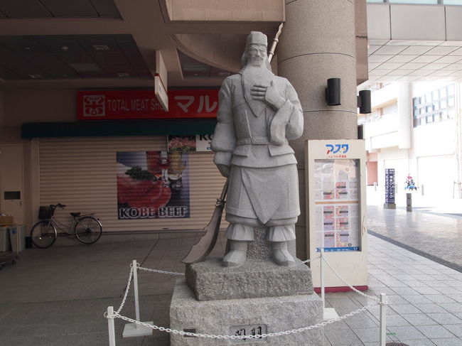 関羽の石像です。<br />町には、石像がいくつか立ってます。