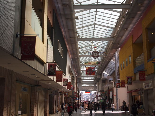 商店街には、小さな垂れ幕がたくさん飾ってあり、横山三国志のキャラが描かれています。<br />２００枚ぐらいの垂れ幕があるようで、かなりマニアックなキャラもいました。<br />あいうえお順に並んでいるので、自分の見つけたキャラ探しには便利です。