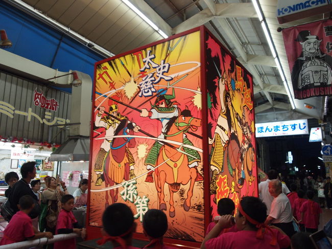 これが、三国志祭名物の巨大とうろうです。<br />４面に、横山三国志のキャラが描かれています。