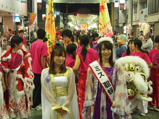三国志祭には、ミス貂蝉というコンテストがあり、ミスに選ばれた方もパレードに参加します。<br />巨大とうろうよりも人気で、ミス貂蝉さんを撮影するのは大変です。