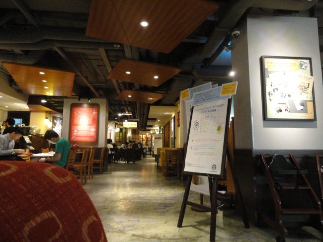 店内<br />真ん中より奥の部分がレトロチックになっています