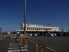 天候は晴れ。JAL1225便にて、羽田から三沢空港へ移動。土曜の朝一便ということもあり、満席近かったです。三沢空港は、日本で唯一、航空自衛隊とアメリカ空軍が使用する空港なので、戦闘機などが停まっていました。

羽田7:55発　→　三沢　9:10着