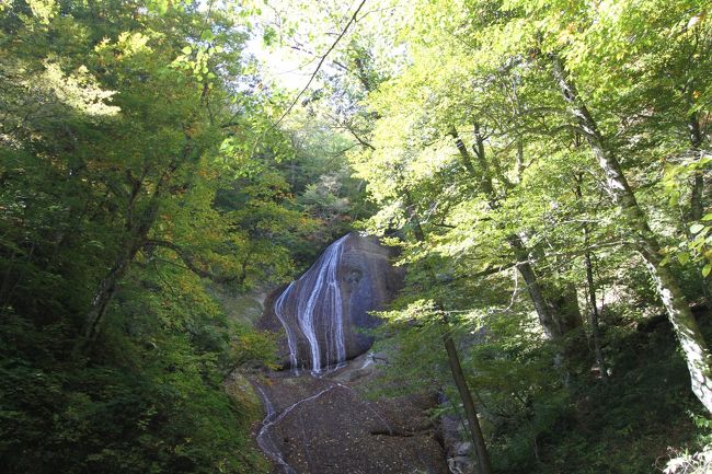 ソーメン滝やスヌーピー滝という、別名ももっているそうです。