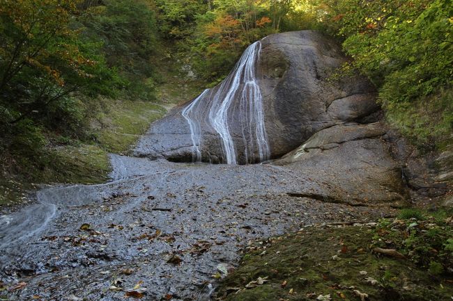 滝は岩肌を登って撮影することも可能です。ただし、滑りやすいので、渓流シューズがあると便利です。今回は持ってきていないため、コケがあり、滑らないところまでしか、登りませんでした。