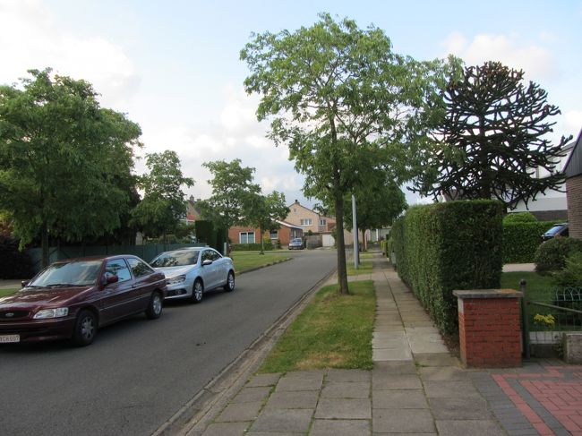 閑静な住宅街でお目覚め。こんな感じの場所にあるＢ＆Ｂでした。<br />家族経営といった感じで、非常に優しくしてくれました。ワッフルのお菓子が置いてあったのですが、これまた美味しくいただきました。