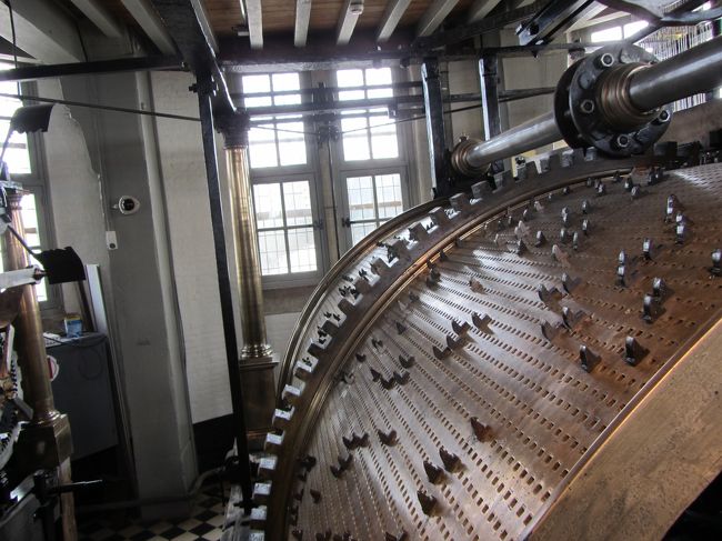 大がかりなカリヨン（組鐘）は４７個の鐘からなるそうです。