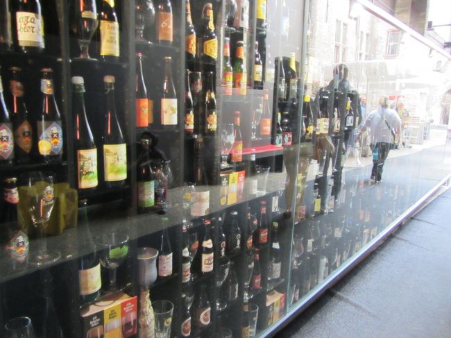 お土産屋さんには、ベルギービールがずらり。ちょっと香りがきついので、自分は得意ではありませんが。