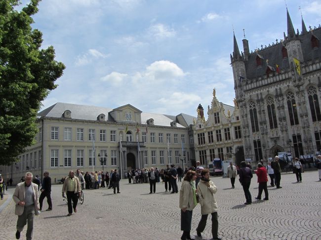 市庁舎・自由ブルージュ博物館・公文書館・旧裁判所などが見えます。