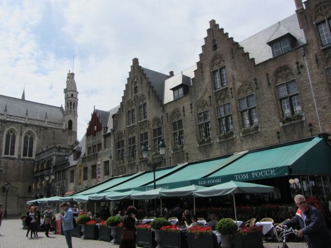 天気もいいので、外のカフェが賑わっています。