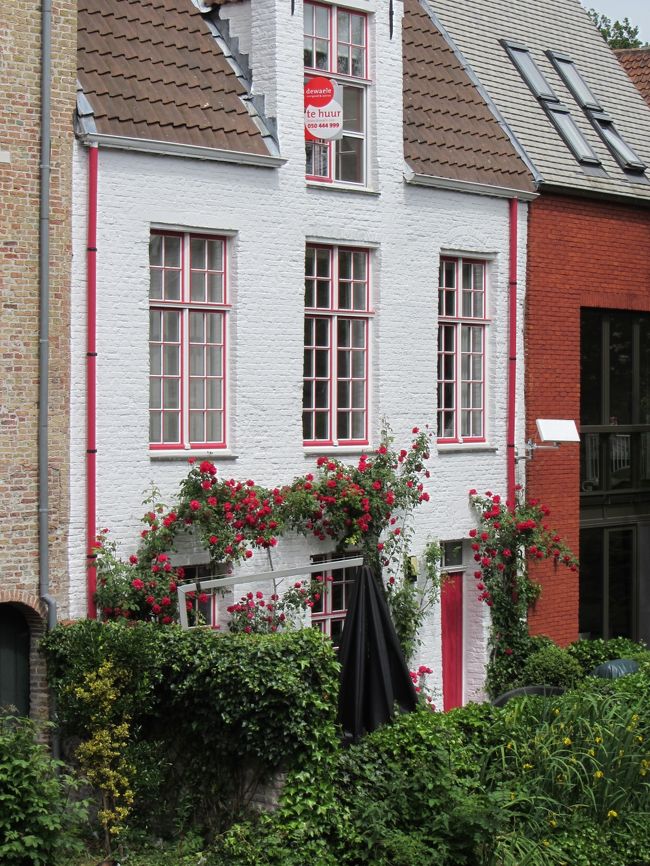 運河沿いにきれいに花を飾り付け、船の人を楽しませるのでしょうか？