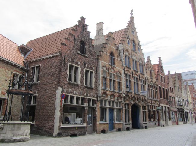 この煉瓦造りの建物も存在感あり。