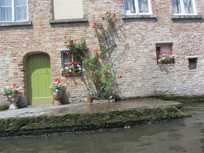 先ほどまで歩いていた道よりも低いところから、街を見てみると新鮮でした。