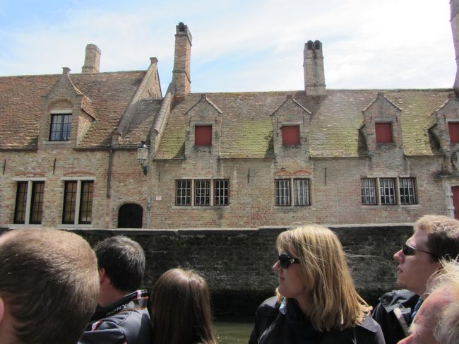 歴史ある素敵な建物と運河、そして晴れた空。この組み合わせは最高ですね。