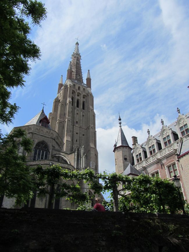 聖母教会が見えてきました。昨日は道から見ましたが、運河から見るとまた少し趣が違う。