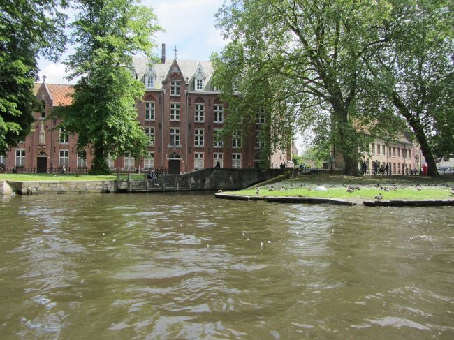 先ほど言った３つの要素に緑が入るとさらに良し。