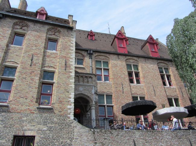 昨日は道から眺めた運河の辺り。<br />これでブルージュの散策も終了。帰りは、フランスのカレーからフェリー。少しだけ余裕をもって、ブルージュの街を後にした。ブルージュは晴れたし、全体的に非常に落ち着いたいい街だった。もう一度来てみたい。