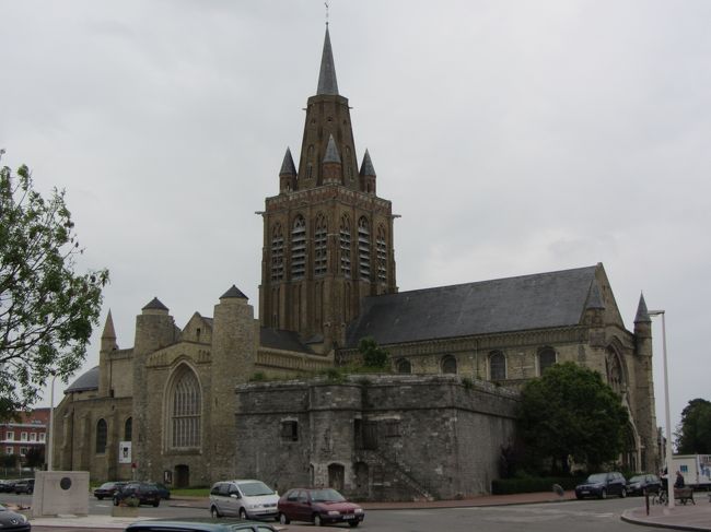 ブルージュから約１時間でカレーに到着。<br />余裕があったので、スーパーで明日の買い出しもしました。パンとワインが安い。そして上手い。さすが、フランス。イギリスからわざわざ買い出しに来る人もいるらしいですからね。<br />これはスーパー近くの大聖堂。