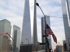 ワールド・トレード・センター。

9.11モニュメントは、ネット予約しないと見れませんが、その航空写真が建設中のビルの囲いに写っていました。
何とも言えない気持ちです。

ツインタワーの頂上にあったオブジェが、近くの公園に記念として残っていました。
これだけ原型を止めてたなんて凄いです。

どのビルも真下に崩れたので、周りの建物が無事だったとか。
これも考えてみたら、凄いことですよね。