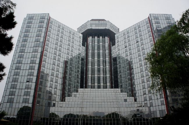 ①天津空港からは専用車で距離約１４０キロ<br /><br />　北京に向かいます。高速道路は時速１００キロ<br /><br />　出しても大丈夫なのに、な～ぜか６０キロ以下<br /><br />　逆に危ない。夕食レストランに時間を合わせる為<br /><br />　ゆっくり走ってたみたいです。写真は宿泊先の<br /><br />　「シェラトン北京」です。何かマジンガーＺみたい