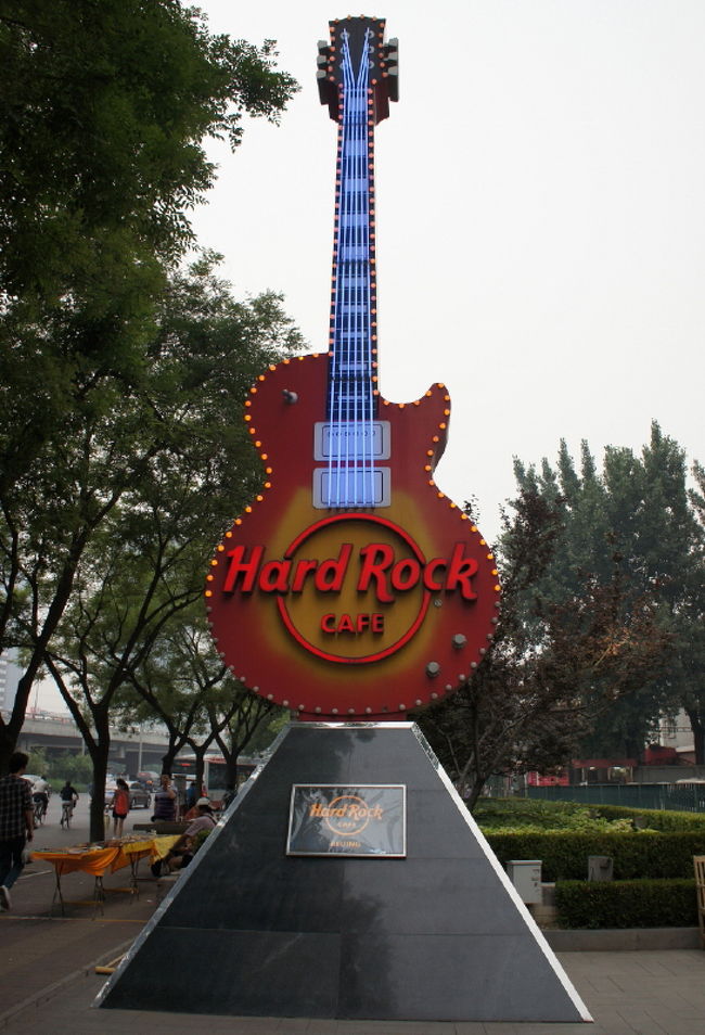 <br />①到着後ホテル近辺を散策<br /><br />　スグ近くにハードロックカフェがありました。<br /><br />　一昔前では考えられないですね。