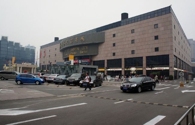 <br />①ハードロックカフェを過ぎると大きなスーパー<br /><br />　この横あたりに地下鉄の駅有り。