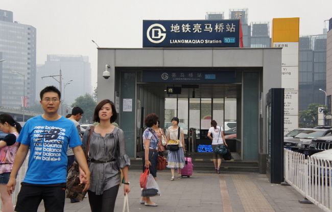 <br />①ここが地下鉄の駅。乗らなかったけど<br />　<br />　階段を降りて改札まで見てきた。<br /><br />　Ｘ線検査みたいな装置とかもあり<br /><br />　テロ対策なのだろうか？