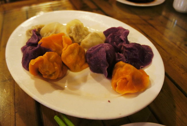 <br />①英語・日本語通じない(^_^;)北京語少ししか<br /><br />　話せない(^_^;)　って事で他の客の食べてるのを<br />　<br />　頼む事にした。このカラフルな餃子！！！<br /><br />　とっても美味しい！！なんて言えなかった残念。