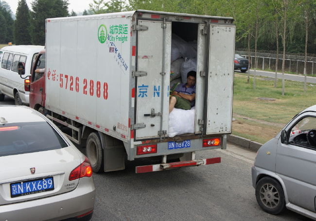 <br />②頤和園（いわえん）～明の十三陵へ<br /><br />　向かう途中の大渋滞。仕事中のトラックの<br /><br />　中で作業員が寝てる(笑)<br /><br />　落ちたら大変だぁ