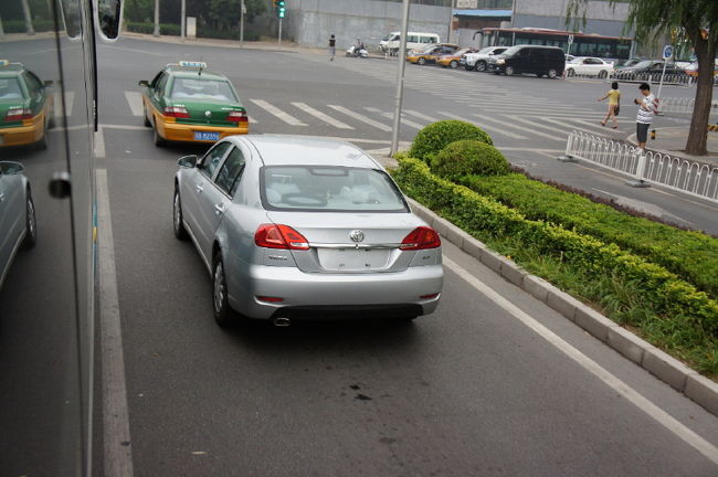 ②ナンバーの無いクルマ<br /><br />　中国では珍しくないらしい。北京市内は<br /><br />　渋滞緩和の為、ナンバーで規制（偶数・奇数）<br /><br />　をして交通量を減らしているそうです<br /><br />　ナンバーのクルマは全てＯＫ？？？