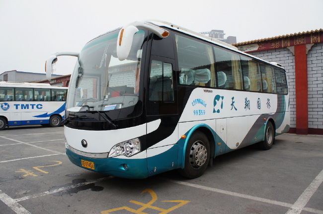 ③２日目・３日目の足となってくれたバス<br /><br />　２０数名でも半分くらい空席だったので<br /><br />　私は２日間、１番後ろの中央に座ってた。