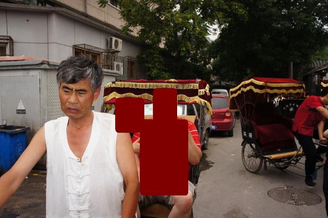 ③胡同めぐり→輪タクにて<br /><br />　な～ぜか輪タクのドライバーしかめっ面。<br /><br />　ツアー客用に１０台ほど用意された輪タク<br /><br />　「ちぇ！俺は重たい奴に当っちまったぜ」<br /><br />　って思って運転してるような(^_^;)