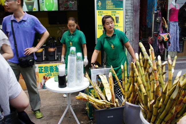 ③本日は歩き疲れた～　何か飲み物を・・・<br /><br />　おっと！！サトウキビだぁ～<br /><br />　さっそく、絞ってもらって天然１００％の<br /><br />　サトウキビジュースをゴクゴクと飲む。最高！