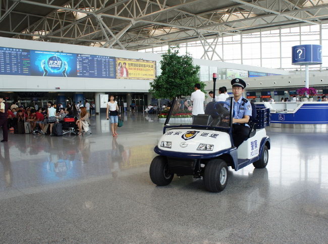 ④2012.06.24<br /><br />　最終日はキックバックの店に寄る事もなく<br /><br />　天津空港へ。<br /><br />　往路クルマで３時間くらいかけた道路を<br /><br />　復路は１時間！！タイム・イズ・マネーは<br /><br />　中国でも存在する。