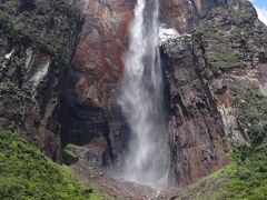 エンジェルフォール直下の展望台
雲が全くなく、他の観光客も居なくて私たちのツアーだけで独占しました。
この時は（都合よく）神様に感謝しました。
この滝は東京タワーとスカイツリーを重ねたくらいの落差がありますが、下から見上げるとそんな感じはしませんでした。
時間があれば、滝壺（実際は、落下する水が霧状になるので無いです。）あたりまで歩いていけます。ロッククライミングをする人もいるそうです。