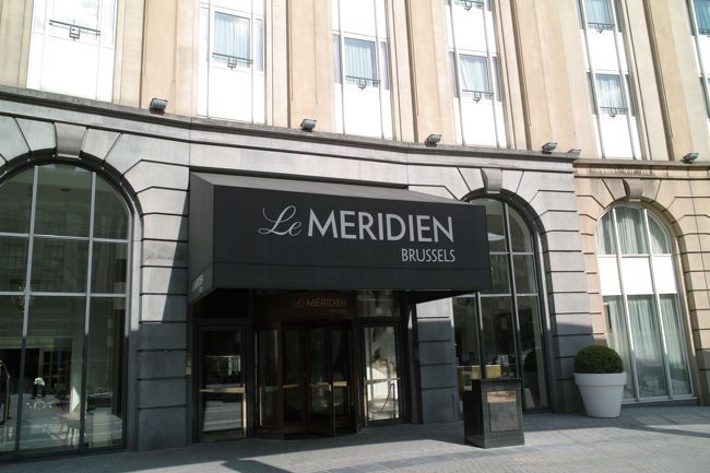 ベルギー到着時間が遅めだったことと、鉄道移動の利便性を考えてブリュッセル駅の目の前のル メリディアン ブリュッセルに宿泊。<br /><br />小雨の中23時近くに鉄道でブリュッセル中央駅に到着。<br />口コミを読んでいていくら目の前といえども少し歩くだろうな……やだな…と思っていたら、想像以上にブリュッセル駅が小さくて正面出口を出ると小さなロータリーがあるものの徒歩1分でホテルに。<br />しかも丸いロータリーにそって屋根があるのでほとんど雨にぬれませんでした。