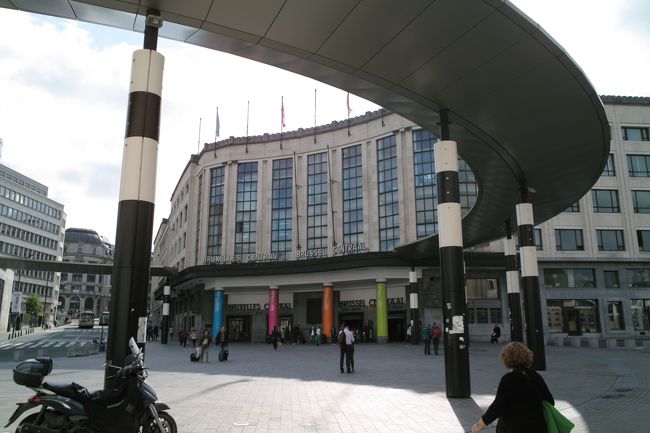 ホテルを出てすぐのところから中央駅の写真を撮りました。<br />これがロータリー。ほんとに目の前なんです!!<br />中に入ってもこじんまりとした駅です、あんまり首都っぽくない大きさでした……