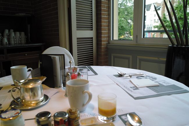 窓際に席をとってビュッフェ形式のあさごはんをいただきます。<br />まわりを見回すと日本人が多いです。