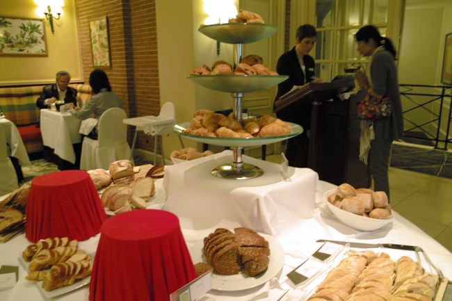 数種類のパンはもちろんのことワッフルもありました。ヨーグルト等の乳製品も充実、ホットミールのマッシュルームのソテーがすっごいおいしかったです。あったら是非食べてみてください。ワッフルも無理矢理トースターに入れて食べましたがさっくさっくになって美味しかったです。